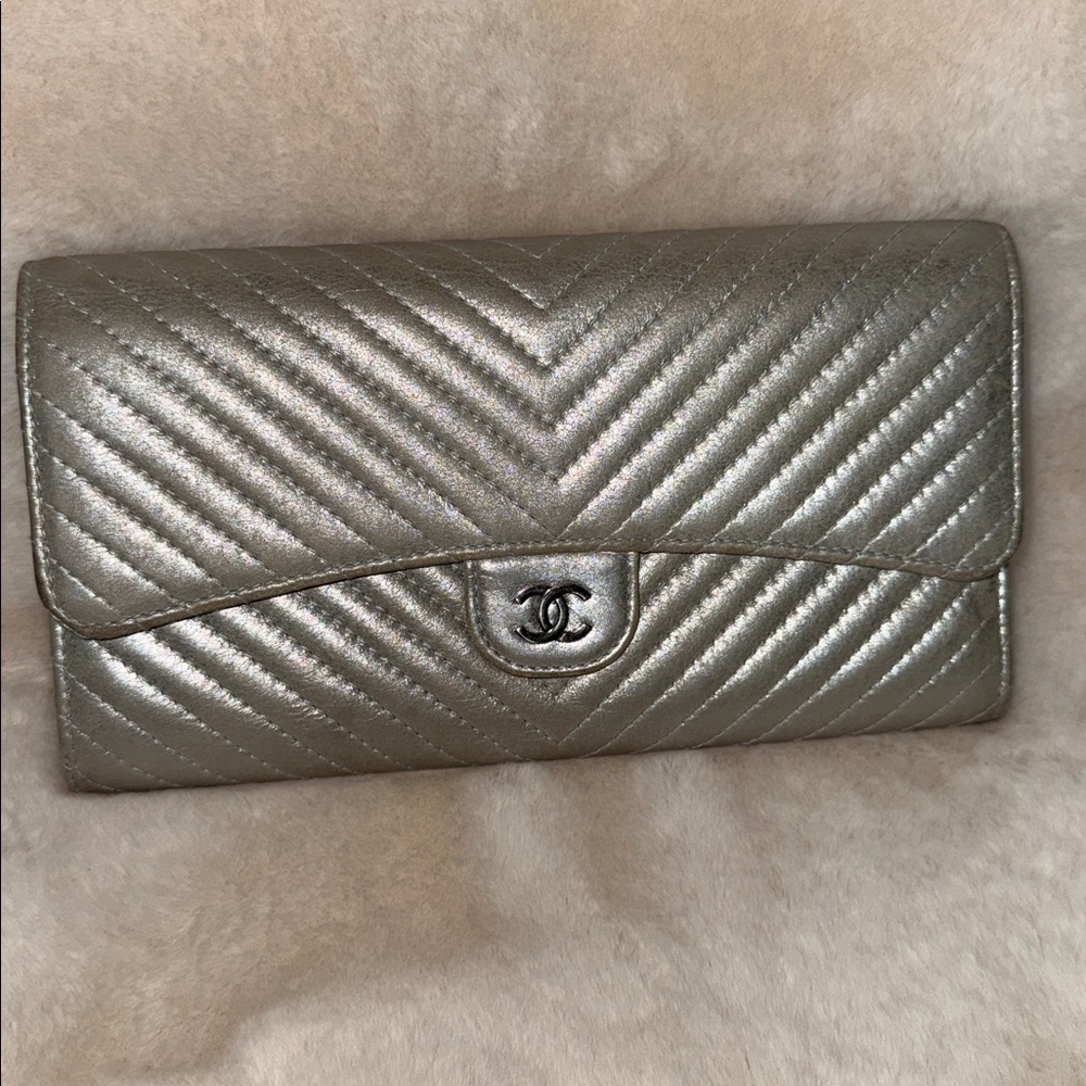 Chanel Chevron Quilted Flap Metallic Silver Wallet - Picture 4 of 17
